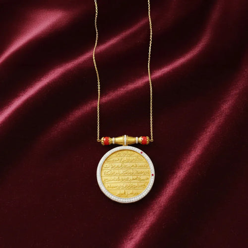A sleek necklace featuring a classic round pendant. Its minimalist design makes it easy to layer or wear alone for an effortlessly elegant finish.